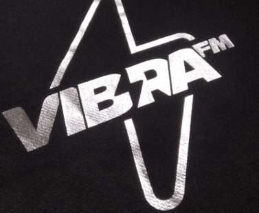 dettaglio Felpa nera con logo mettalizzato di Radio Vibra