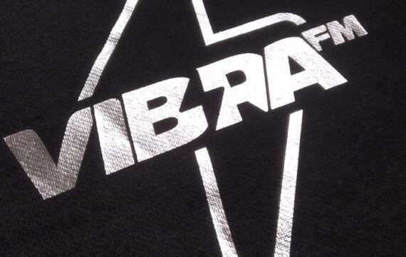 dettaglio Felpa nera con logo mettalizzato di Radio Vibra