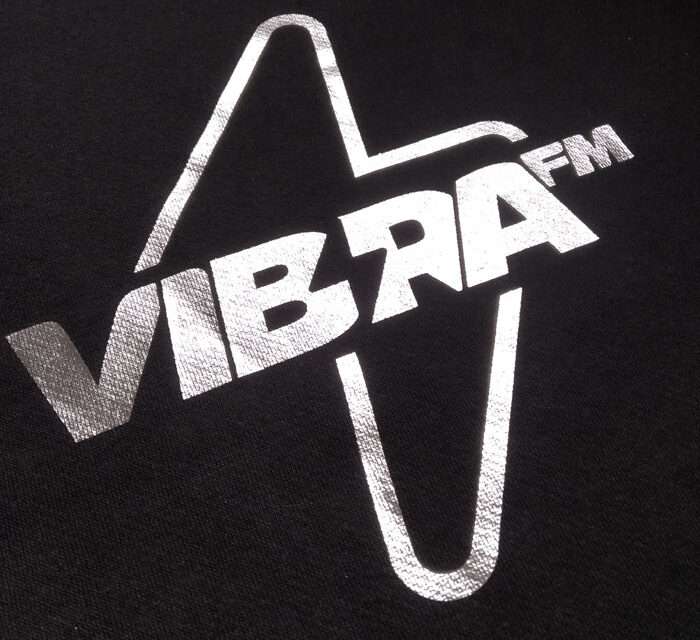 dettaglio Felpa nera con logo mettalizzato di Radio Vibra