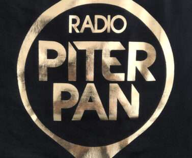 T-shirt Nera Dorata Dettaglio - Radio Piterpan