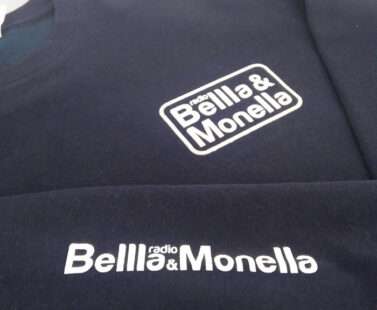 dettaglio Felpa blu navy con logo bianco di Radio Bella & Monella