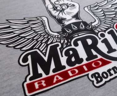 dettaglio Felpa con cappuccio Bianca / Nera con logo di Radio Marilù
