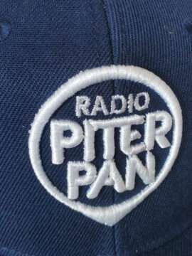 dettaglio Cappellino blu con logo Radio Piterpan in bianco