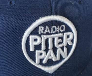 dettaglio Cappellino blu con logo Radio Piterpan in bianco