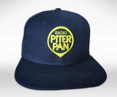 Cappellino blu con logo Radio Piterpan in giallo