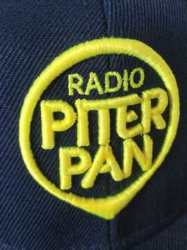 dettaglio Cappellino blu con logo Radio Piterpan in giallo