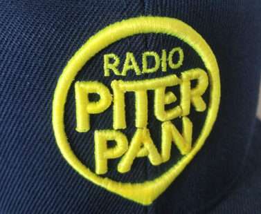 dettaglio Cappellino blu con logo Radio Piterpan in giallo