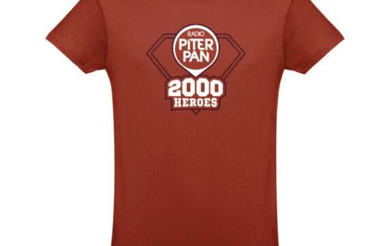 T-shirt terracotta unisex con grafica 2000 Heroes di Radio Piterpan