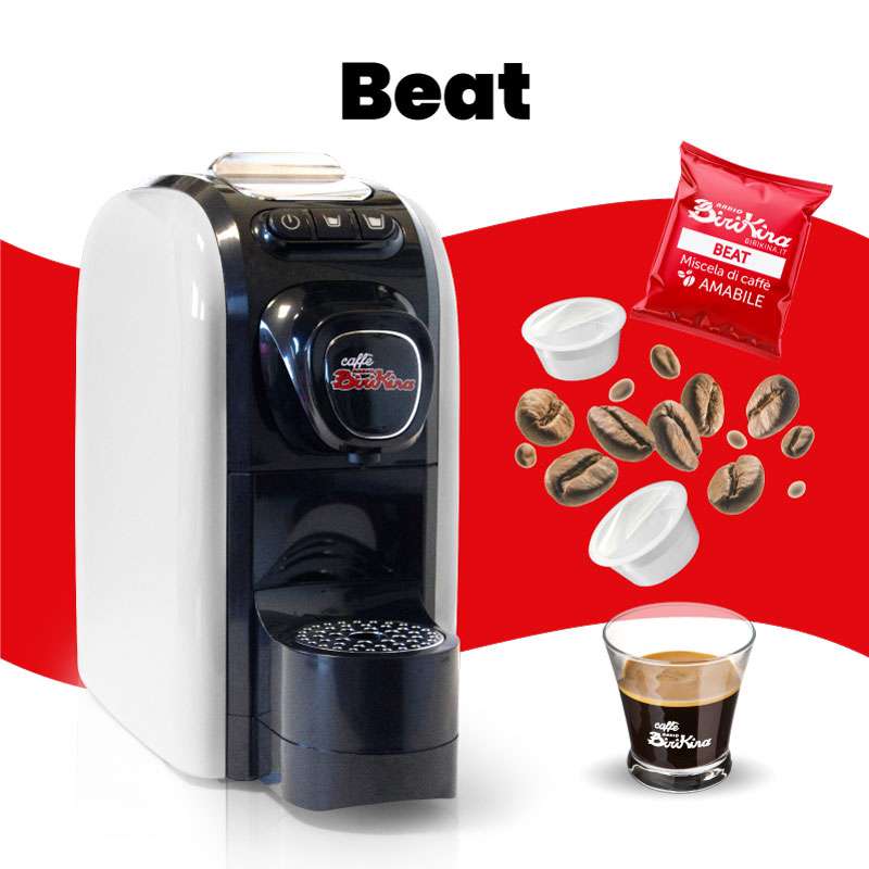 Immagine promozionale della macchina da caffè a capsule Radio Birikina, affiancata da capsule di caffè amabile, chicchi di caffè e una tazzina di espresso.