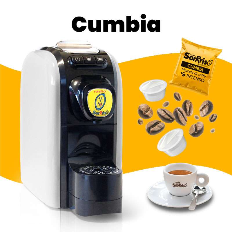 Immagine promozionale della macchina da caffè a capsule Radio SorRiso, affiancata da capsule di caffè intenso, chicchi di caffè e una tazzina di espresso.