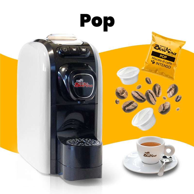 Immagine promozionale della macchina da caffè a capsule Radio Birikina, affiancata da capsule di caffè intenso, chicchi di caffè e una tazzina di espresso.