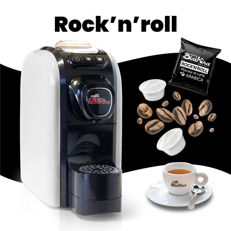 Immagine promozionale della macchina da caffè a capsule Radio Birikina, affiancata da capsule di caffè arabica, chicchi di caffè e una tazzina di espresso.