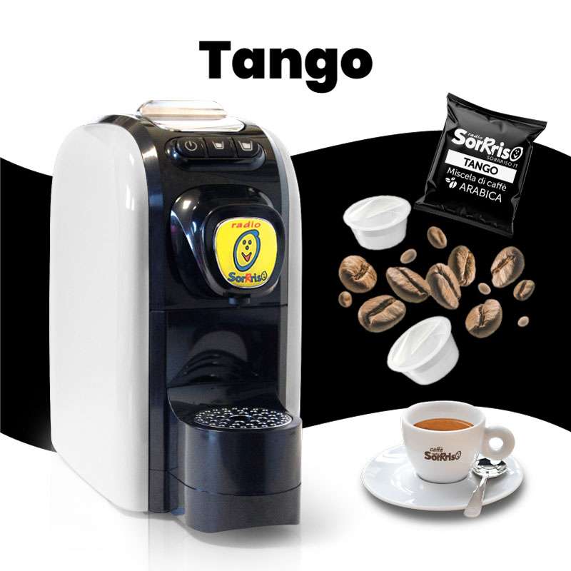 Immagine promozionale della macchina da caffè a capsule Radio SorRiso, affiancata da capsule di caffè arabica, chicchi di caffè e una tazzina di espresso.