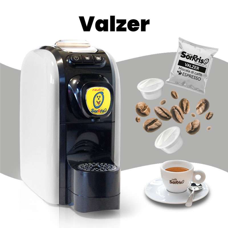 Immagine promozionale della macchina da caffè a capsule Radio SorRiso, affiancata da capsule di caffè espresso, chicchi di caffè e una tazzina di espresso.