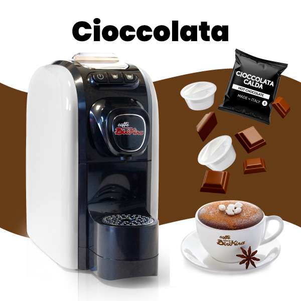 Immagine promozionale della macchina da caffè a capsule Radio Birikina, affiancata da capsule di cioccolata, pezzettini di cioccolato e una tazza di cioccolata calda.
