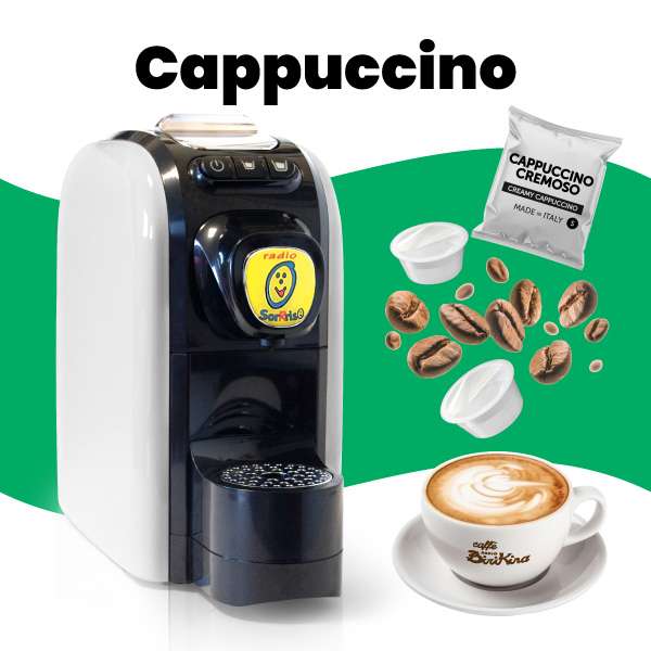 Immagine promozionale della macchina da caffè a capsule Radio Birikina, affiancata da capsule di cappuccino, chicchi di caffè e una tazza di cappuccino.