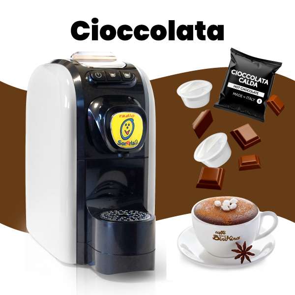 Immagine promozionale della macchina da caffè a capsule Radio SorRiso, affiancata da capsule di cioccolata, pezzettini di cioccolato e una tazza di cioccolata calda.