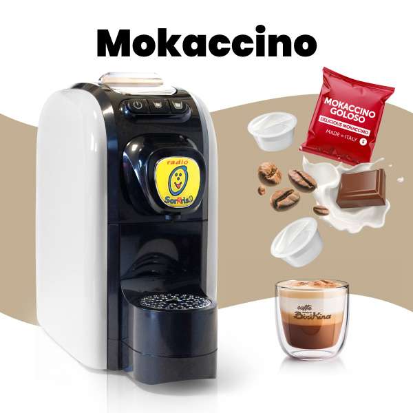 Immagine promozionale della macchina da caffè a capsule Radio Sorrriso, affiancata da capsule di bevanda mocaccino, pezzittini di cioccolato e cicchi di caffè e una biccherino con mocaccino.