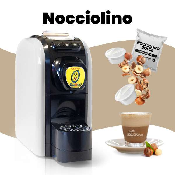 Immagine promozionale della macchina da caffè a capsule Radio SorRiso per nocciolino cremoso con tazza di bevanda calda