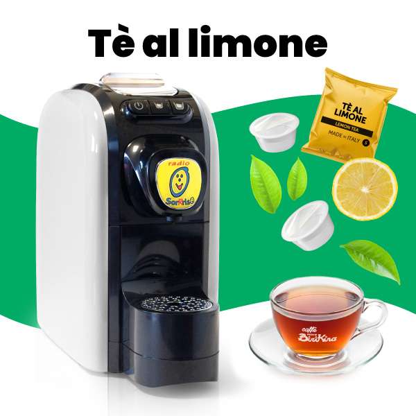 Immagine promozionale della macchina da caffè a capsule Radio Sorrriso, affiancata da capsule di bevanda tè al limone e tazza di tè caldo.